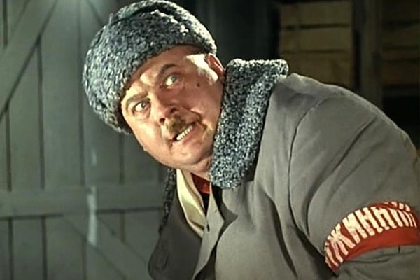 1. Какой герой операции "Ы" изображён на этом кадре?