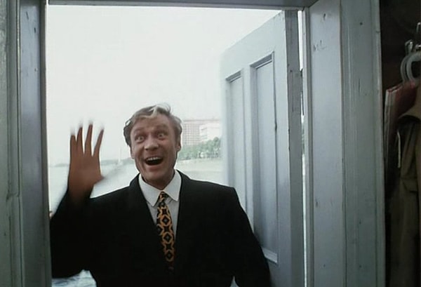 10. За что Василий из картины "Любовь и голуби" получает путёвку на море?