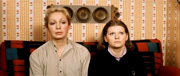 13. Кем работала школьная подруга Нади Сусанна из фильма "Самая обаятельная и привлекательная"?