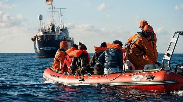 Libya'dan yola çıkan bazı göçmen tekneleri yakın coğrafi konumu nedeniyle Tunus açıklarında batıyor.
