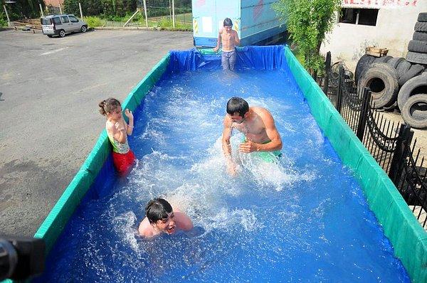 Gençlik Hizmetleri ve Spor İl Müdürü Mustafa Çelik, çocukları olimpik yüzme havuzuna davet etti.