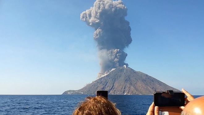 İtalya'da Bulunan Stromboli Yanardağı'nın Aktif Hale Geldiği Anlara Teknedeyken Denk Gelen Turistlerin Kaydettikleri Görüntüler!