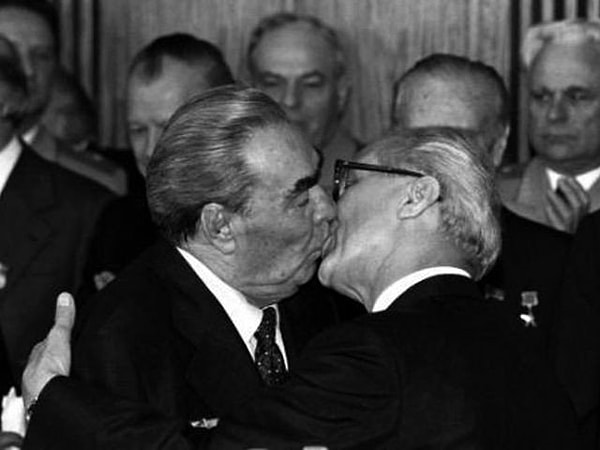 1. Кого на этом снимке целует Леонид Брежнев?