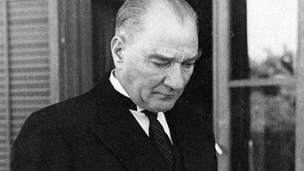 1951 - Atatürk Kanunu Meclis’te kabul edildi. Amaç, Atatürk devrimlerini korumak, Atatürk heykel ve anıtlarına saldırıların önüne geçmek.