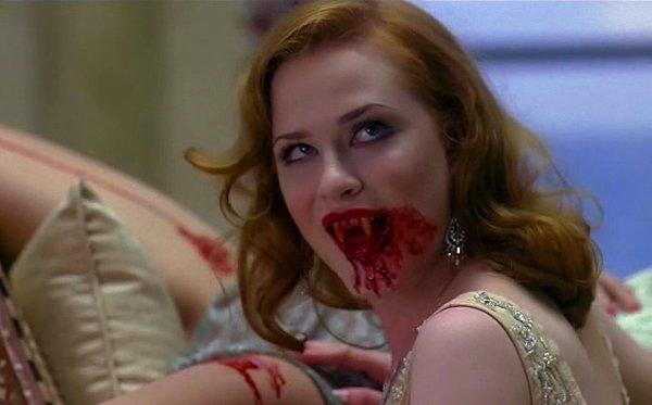 3. "Acil serviste çalışıyordum. Bir gün kapıdan vampir filmlerini andıran bir kadın girdi, ağzından kanlar akıyordu."