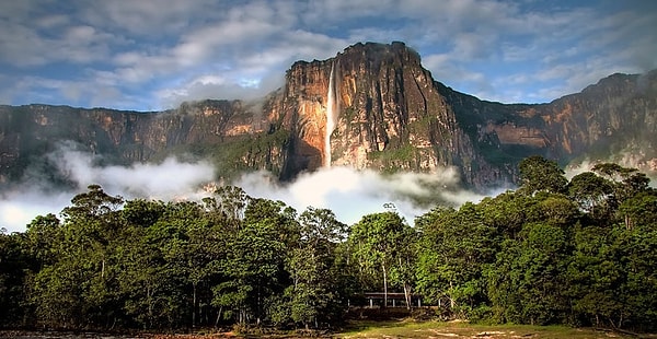 12. Вспомните название самого высокого водопада на Земле.