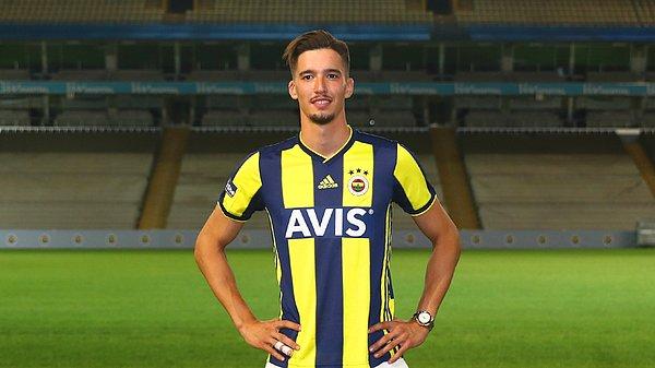 Fenerbahçe, yeni sezon öncesi transfer çalışmalarına devam ediyor. Sarı-Lacivertliler, Ankaragücü kalecisi Altay Bayındır ile 4 senelik sözleşme imzalandığını açıkladı.