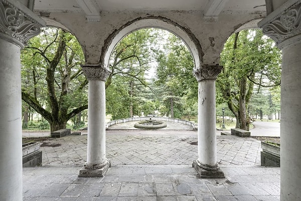 5. Высохший фонтан перед входом бывшего курорта. Цхалтубо, Грузия