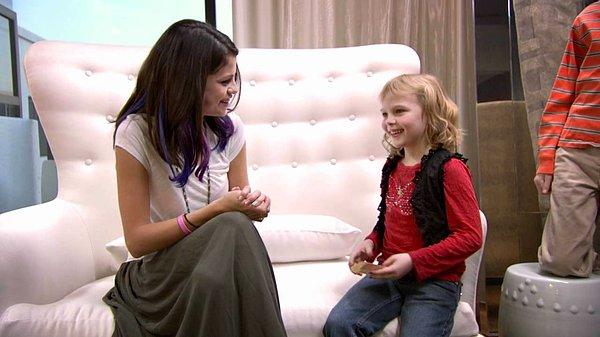 7. 8 yaşındaki Ella'ya lenfoblastik lösemi teşhisi konulmuştu ve her hastaneye gidiş yolculuğunda Selena Gomez'i izliyordu.