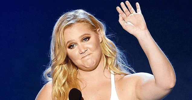 Amy Schumer, gittiÄi bir restoranda çalıÅan genç bir çocuk gördü ve okul parasını ödemek için ne kadar çok çalıÅtıÄını öÄrendi.