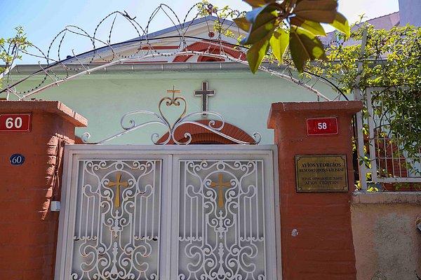 Karakolhane Caddesi’nde ilerlerken sağ tarafınızda 1961 yılında yapılan Ayios Yorgios Rum Ortodoks Kilisesi’ni göreceksiniz. Yapım tarihi itibariyle Türkiye’de en son yapılan kilise olarak biliniyor.
