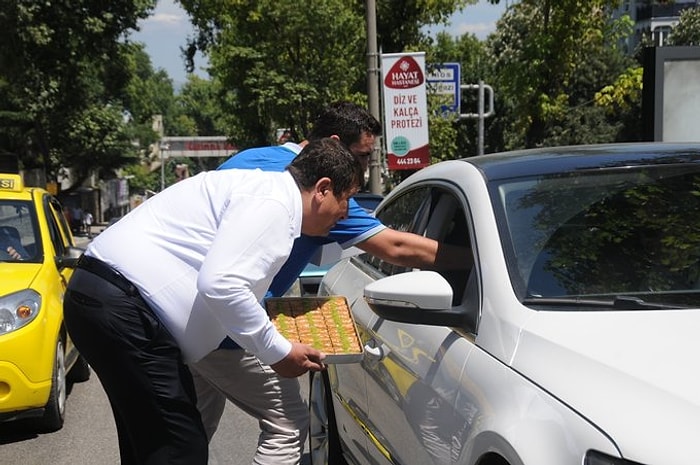 Trafikte Hamile Kadına Saldırıya Tepki: Bursalı Baklavacı, Trafikte Sürücülere ve Yayalara Baklava İkram Etti