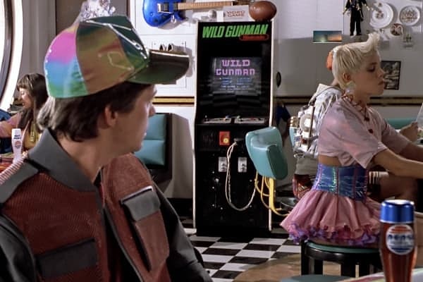 8. Когда в 2015 году Марти идет в кафе, можно увидеть, что произошла инфляция. Например, Пепси стоит 2 доллара, что в 4 раза дороже, чем в 1985.