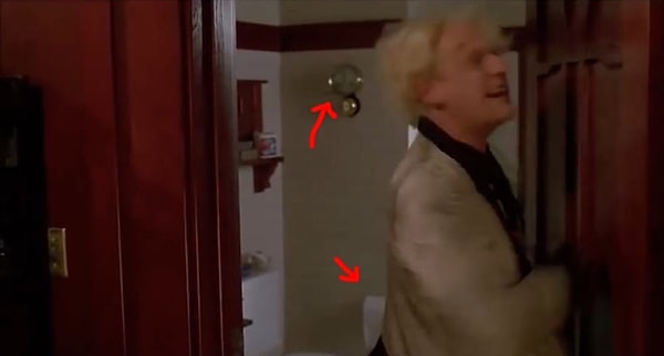 13. В первой части Док говорит, что ему в голову пришла идея потокового накопителя, когда он упал с туалета, пытаясь повесить часы, в результате чего ударился головой о раковину. В третьей части нам удается краем глаза увидеть эти самые часы и туалет.