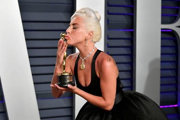 Bildiğiniz gibi, Lady Gaga pop müziğin en iyi isimlerinden biri olmakla kalmayıp, Oscar ödülü kazanarak da oyunculuk dünyasına adını yazdırdı.