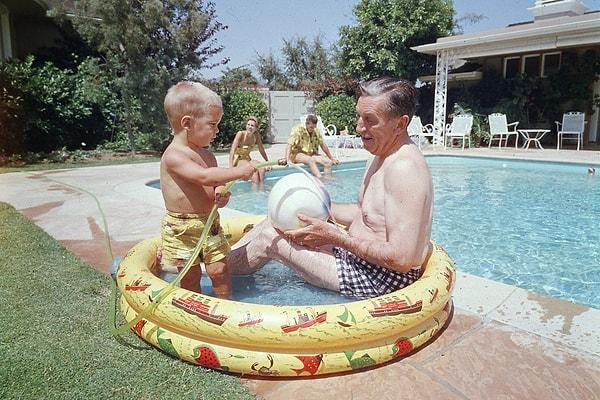 3. 1955 yılı civarında Walt Disney ve torununun plastik çocuk havuzunda çekilen fotoğrafında gördüğümüz muhteşem an: