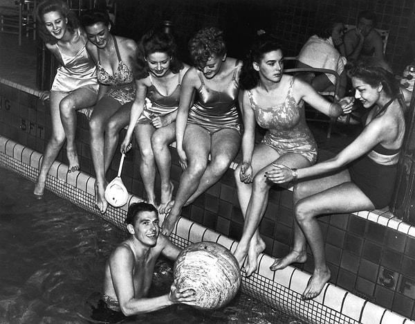 6. 1940 yılında Ronald Reagan yanındaki kadınlarla beraber havuzun tadını çıkarırken: