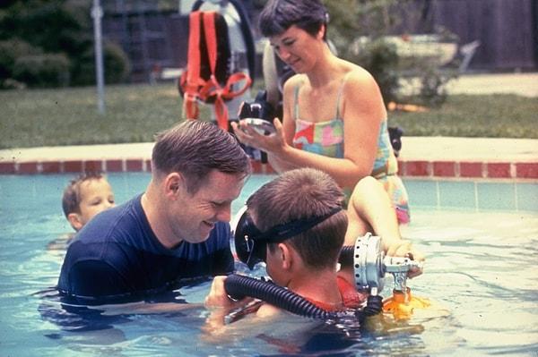11. Neil Armstrong, 1969 yılında aile havuzlarında çocuklarına dalmayı öğretirken: