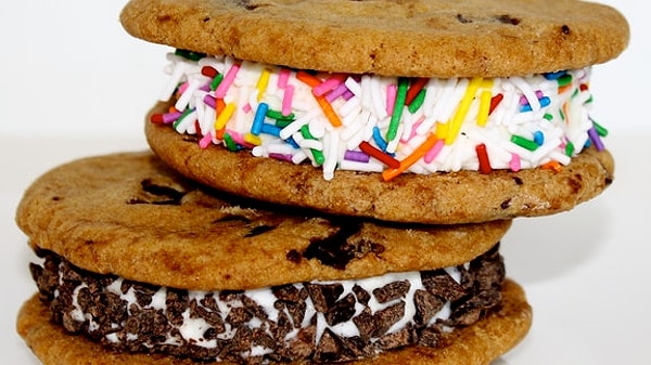 11. Как считаете, мороженое с радужной посылкой вкуснее?