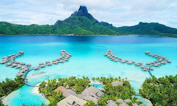 15. Bora Bora Adasındaki bungalowların önünde şampanyanızı yudumlayın...