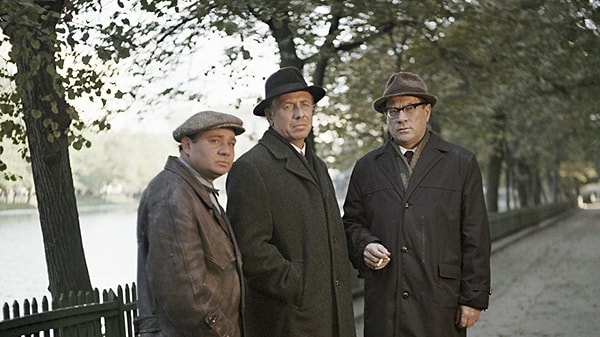 1. Как звали актрису, сыгравшую в фильме "Белорусский вокзал"?