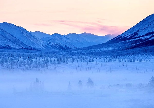 2. Где стоит обелиск "Полюс холода" в России?