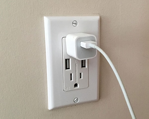 19. «Полдня ковырялся, чтобы поставить розетку с USB-разъемами. Что сделала моя жена? Правильно…»