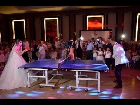 Düğünlerinde Masa Tenisi Oynayan Antrenör Çift
