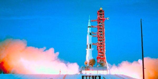 1969 - Apollo 11, Cape Kennedy uzay üssünden fırlatıldı.
