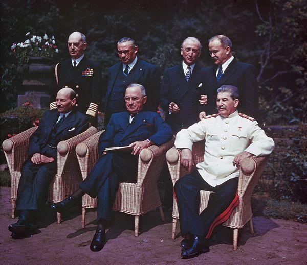 1945 - Postdam Konferansı: Amerika Birleşik Devletleri Başkanı Harry Truman, Sovyetler Birliği lideri Josef Stalin ve İngiltere Başbakanı Winston Churchill, Almanya'nın Potsdam kasabasında bir araya gelerek II. Dünya Savaşı sonrası Dünyanın bölüşümünü belirlediler.