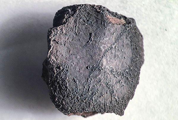 1912 - Yaklaşık 190 kg ağırlığında bir meteor, Navajo County-Arizona semalarında infilak etti ve parçalar kentin üzerine yağdı.