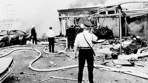 1972 - Kanlı Cuma (1972): IRA militanlarının Kuzey İrlanda'nın Belfast kenti yakınlarındaki eylemlerinde 22 bomba patladı: 9 kişi öldü, 130 kişi ağır yaralandı.