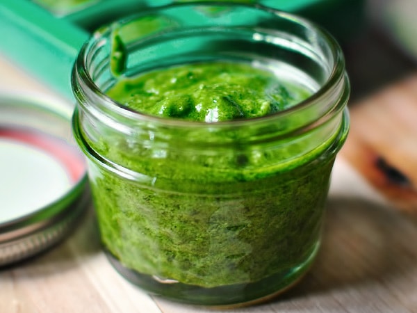 6. Без какой пряности не представить итальянский соус песто?