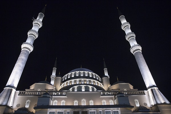 Öte yandan bu gece cami ve minarelerin ışıkları sabah namazına kadar açık tutulacağı belirtildi.