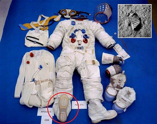 Peki astronotların fotoğraflardaki botlarıyla giydikleri kostümün botları farklı mı? İzleri hiç de aynıymış gibi değil.