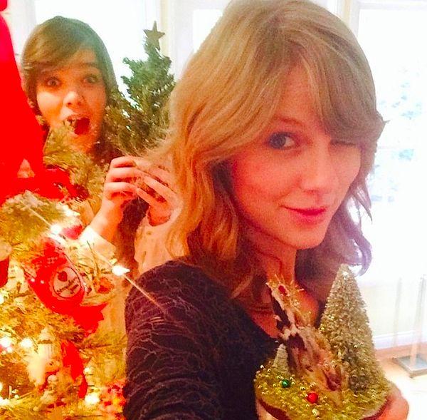 3. Taylor Swift küçükken Christmas ağaçlarının yetiştirildiği bir çiftlikte yaşıyordu, bu yüzden Christmas ağaçlarına aşık olduğunu söylüyor.