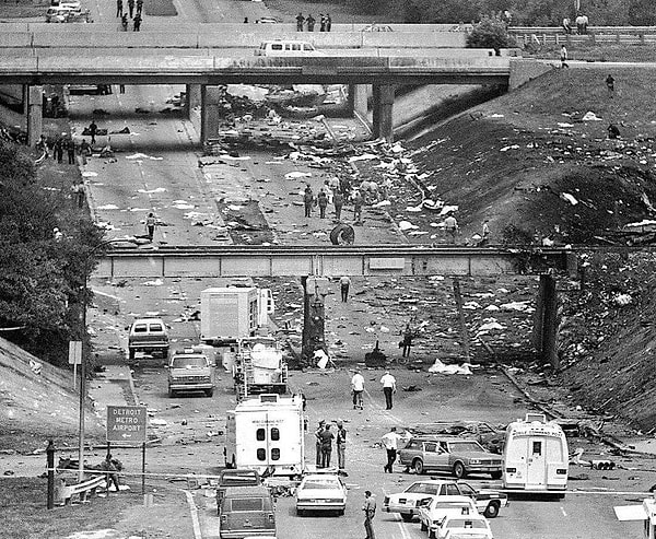 6. Крушение рейса 255. В этой катастрофе с самолётом, взлетевшим из аэропорта Детройта, погибло 156 человек.