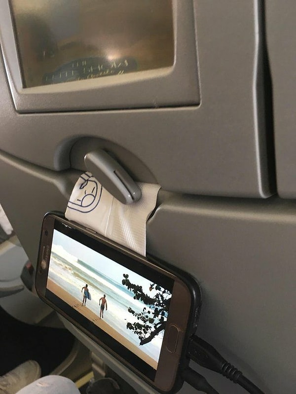 12. Когда руки устали держать телефон.