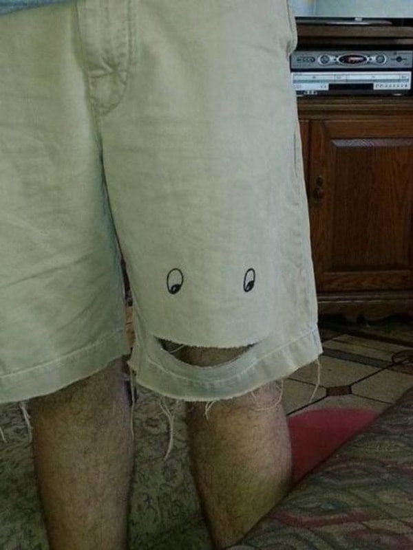 18. Даже дырку на одежде можно превратить в смайлик.