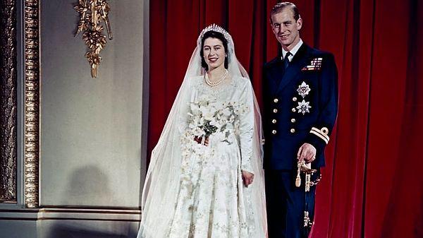 20. Kraliçe Elizabeth, 1947'deki düğününde giydiği gelinliği alabilmek için kupon biriktirmiştir.