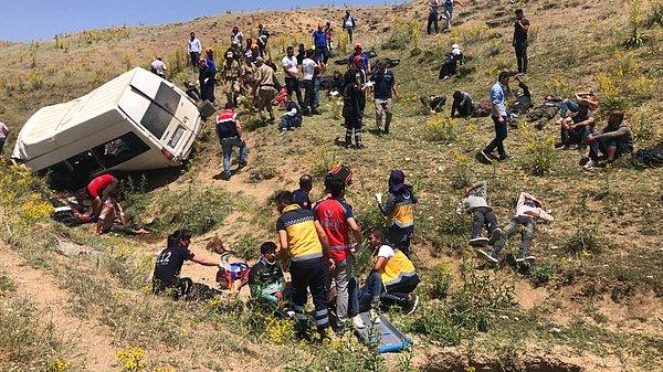 Olay yerine çok sayıda ambulans ve UMKE ekibi yönlendirildi. Kaza nedeniyle kara yolunda ulaşım kontrollü sağlanıyor.