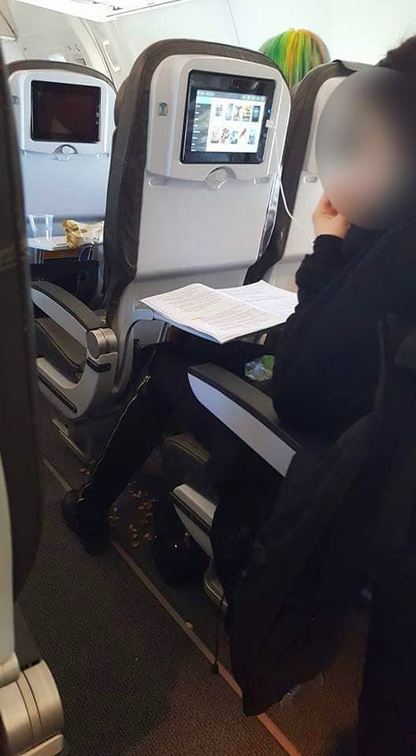 5. Ей надо было еще на карточки присесть для полноты образа