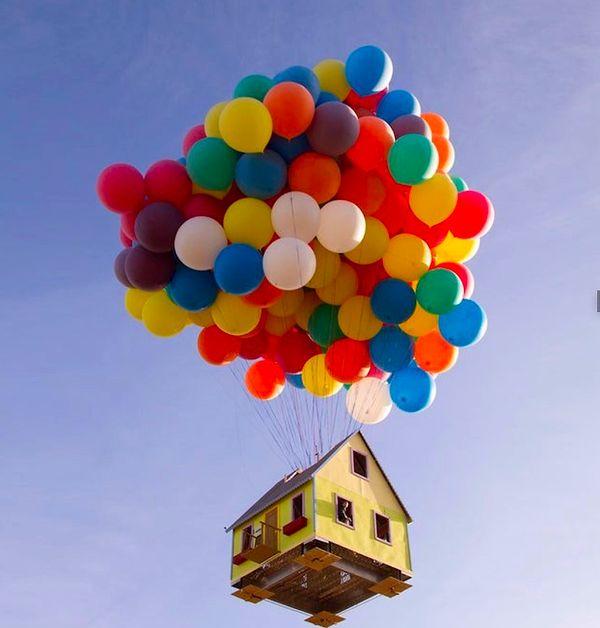 2. Bir ev gerçekten filmdeki gibi uçabilir mi? Bir grup bilim insanı, mühendis ve başarılı balon pilotu birleşiyor ve 300 balonla bunu gerçekleştiriyor. 😍