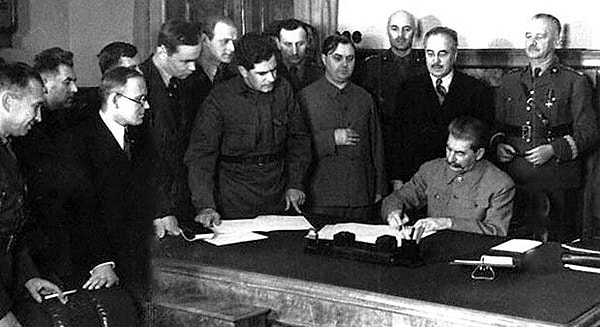 4. Кто сменил Ленина на посту председателя Совета Народных Комиссаров СССР?