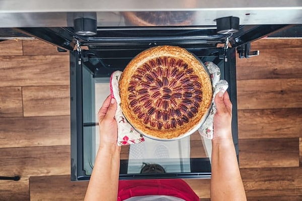 5. Вы испекли пирог, но он не отстаёт от формы. Как поступите?