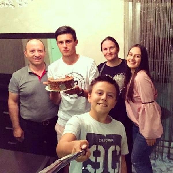 Babası Elif’i 12 yaşında Galatasaray’a götürmek istiyor, “Tüm masraflarını karşılayayım ve sadece antrenmanlara çıksın” teklifi yapıyor. Galatasaray bu teklifi kabul etmiyor.