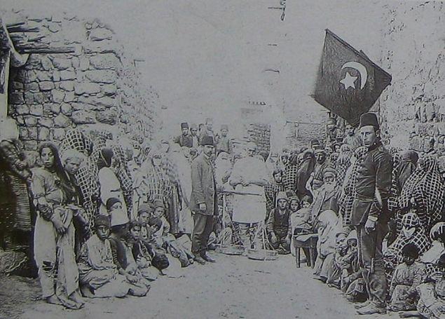 I. Dünya Savaşı sırasında un dağıtımı yapılırken, Kayseri, 1914.