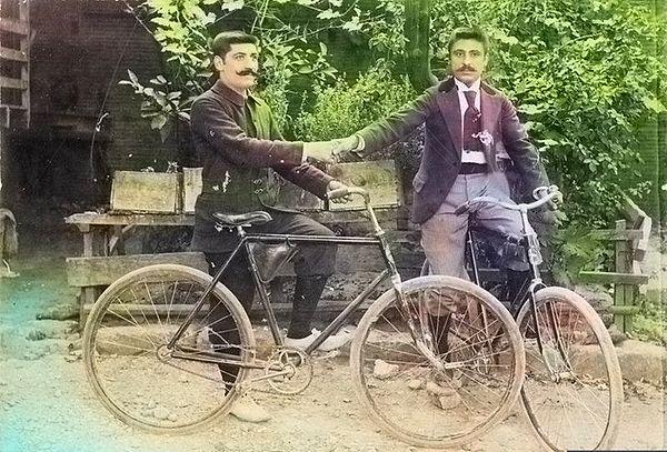 14. Yeni ithal ettikleri "Herkules" marka Alman bisikletleriyle fotoğraf çektiren iki genç, Adana, 1900.