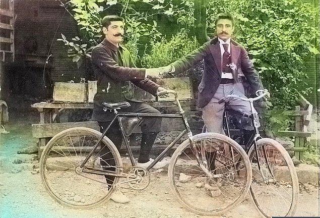 Yeni ithal ettikleri Herkules marka Alman bisikletleriyle fotoğraf çektiren iki genç, Adana, 1900.