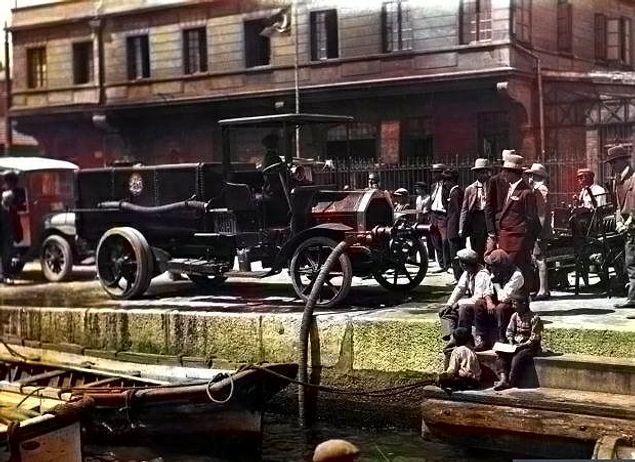 Haliç’ten su çeken itfaiye arabaları, İstanbul, 1928.